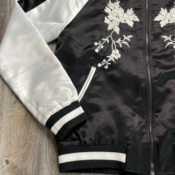 Belle & Sky Black & White Snowdrift Satin Floral Bomber Jacket, size small - Picture 4 of 11